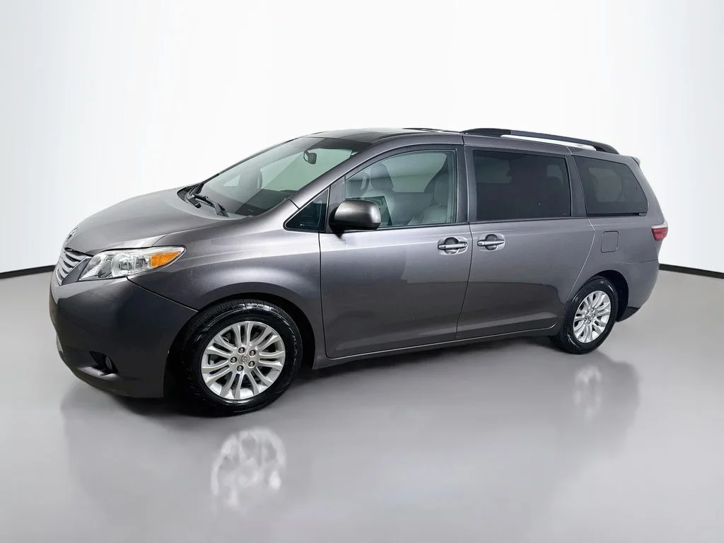 Used 2015 Predawn Gray Mica Toyota XLE Premium image 3
