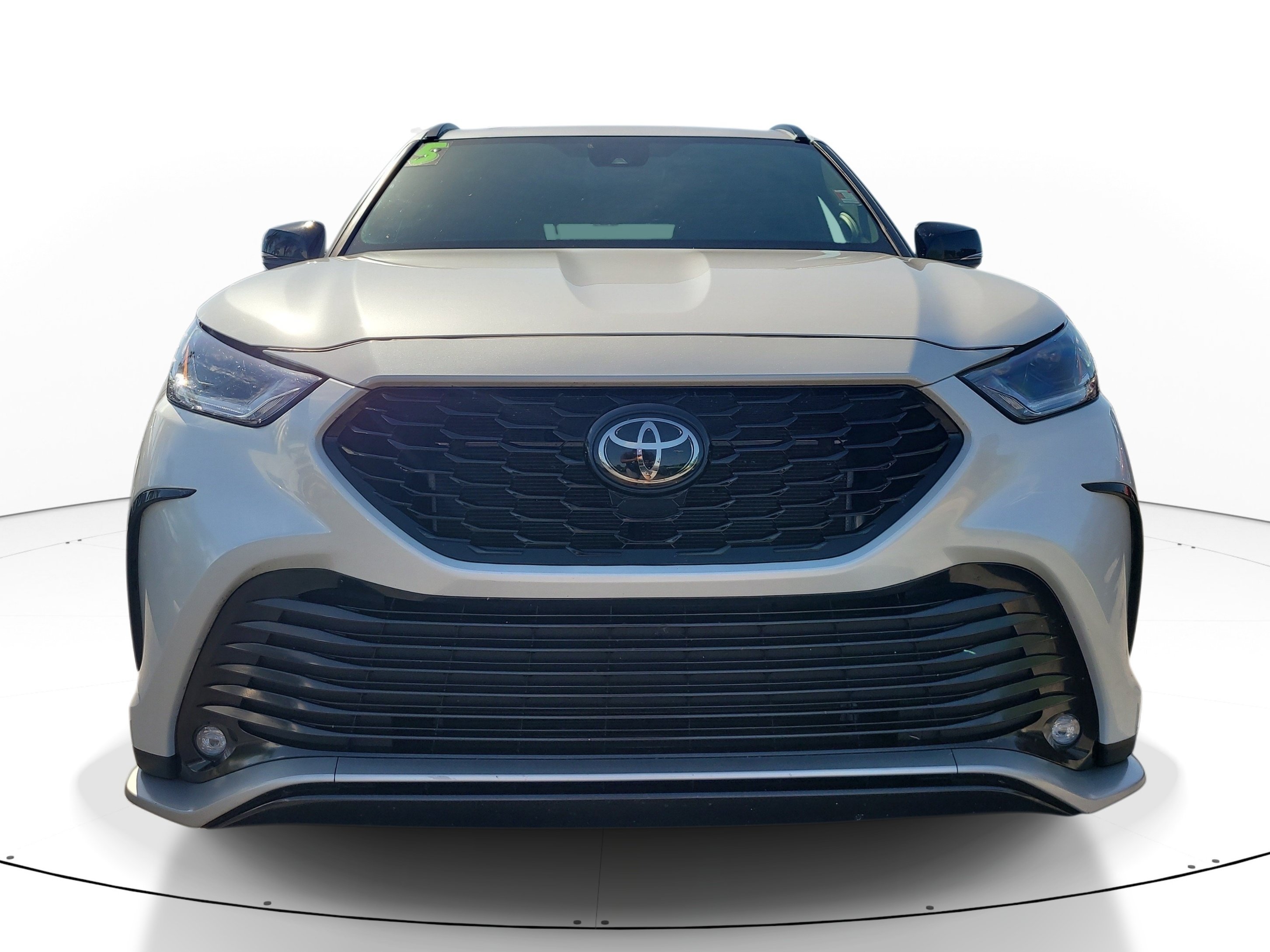 Used 2025  Toyota LE image 2