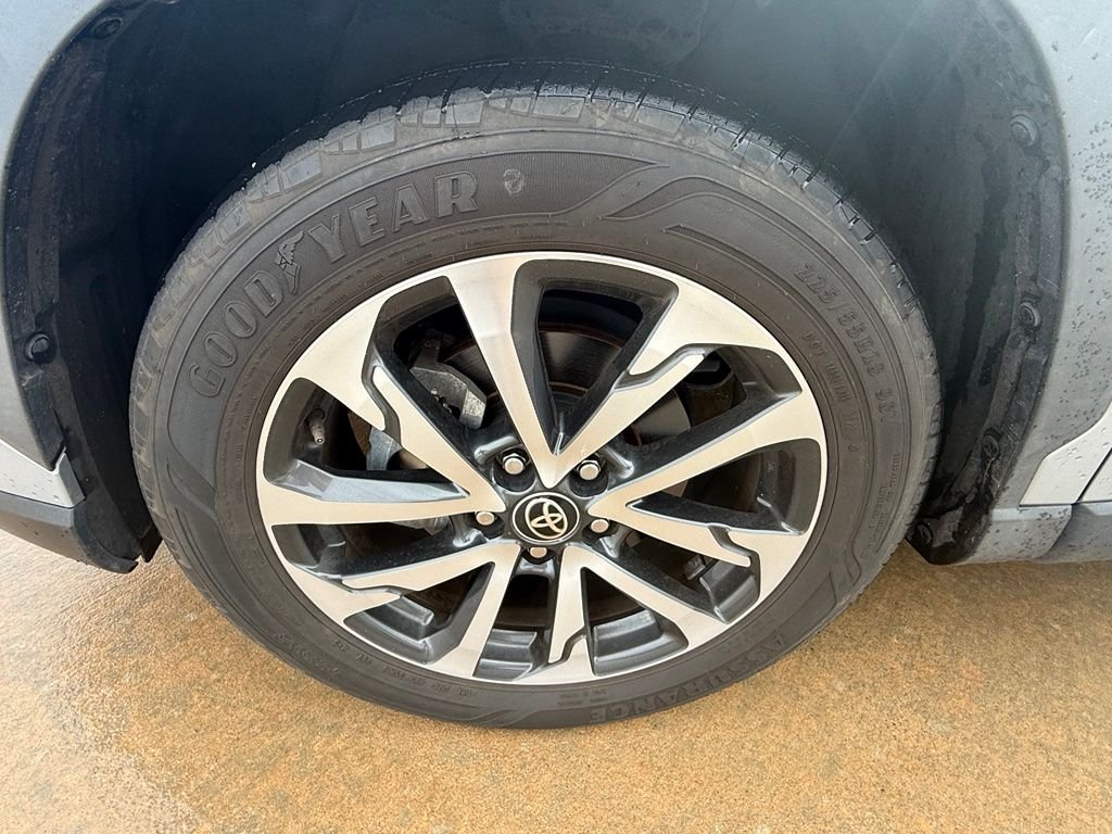 Used 2022 Silver Toyota XLE image 9