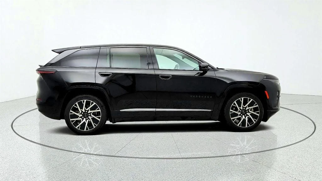 Used 2025 Diamond Black Crystal Pearlcoat Jeep Limited AWD w/ Dark Appearance Package image 4