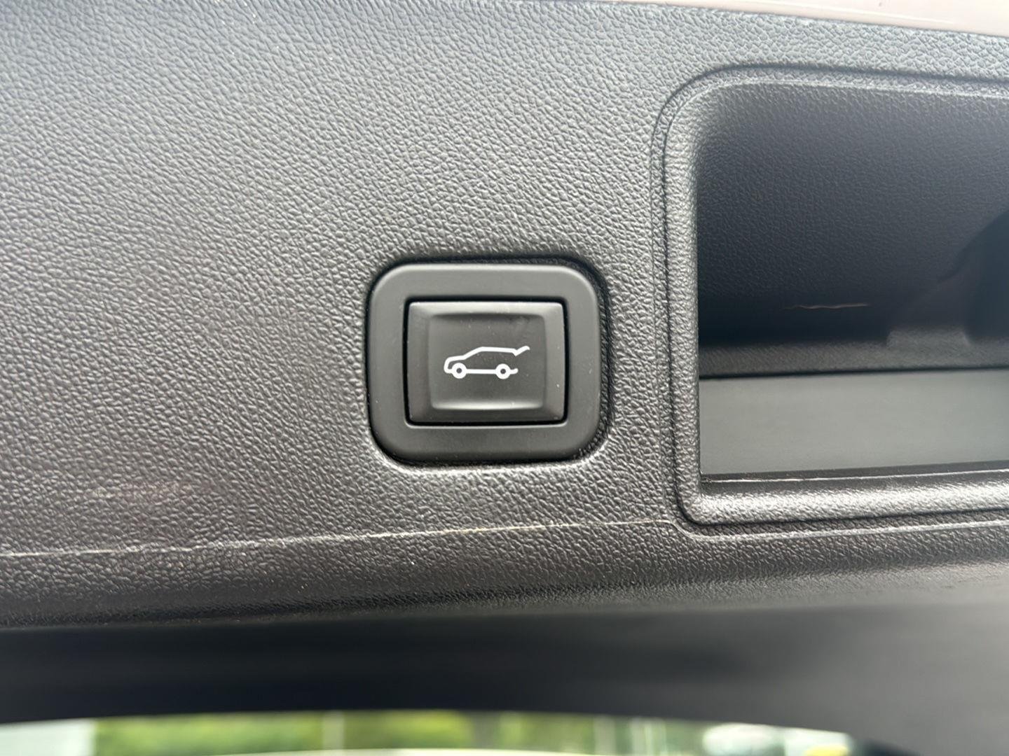 Used 2024 Summit White GMC AT4 image 19