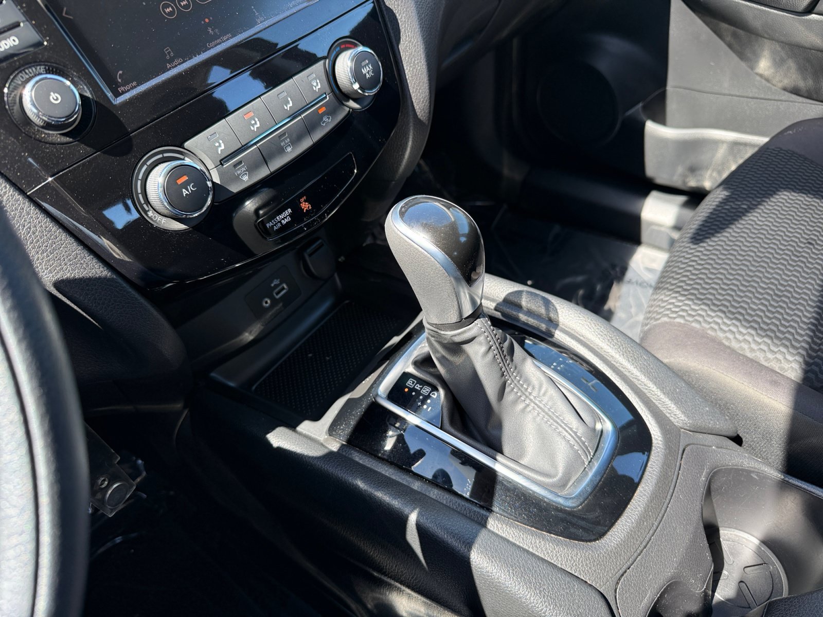 Used 2020 Magnetic Black Pearl Nissan S image 13