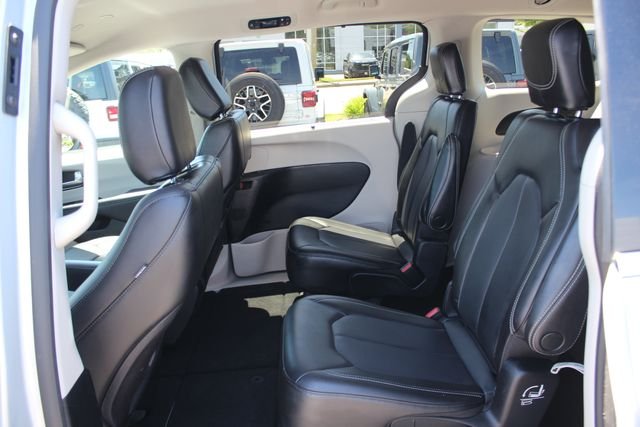Used 2023 Silver Chrysler Touring L image 22