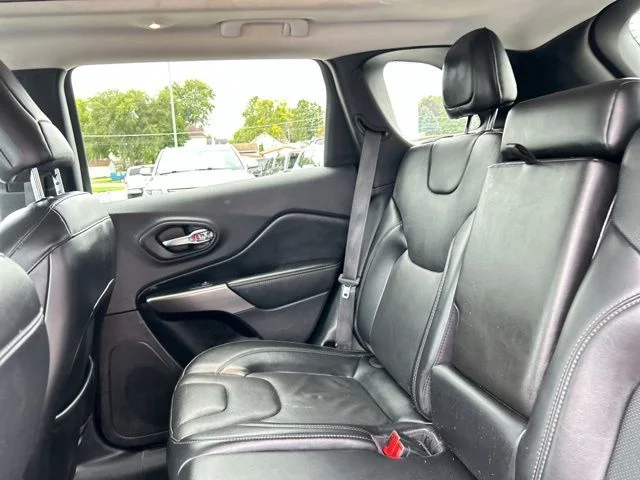 Used 2021 White Jeep Latitude Lux image 19