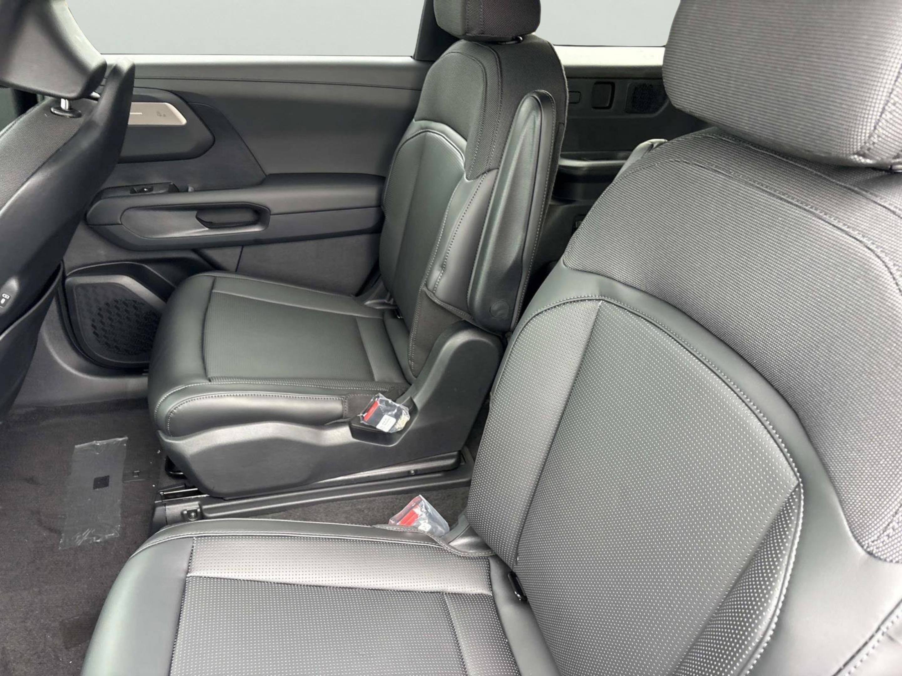 New 2027 Ivory Silver Kia S image 18