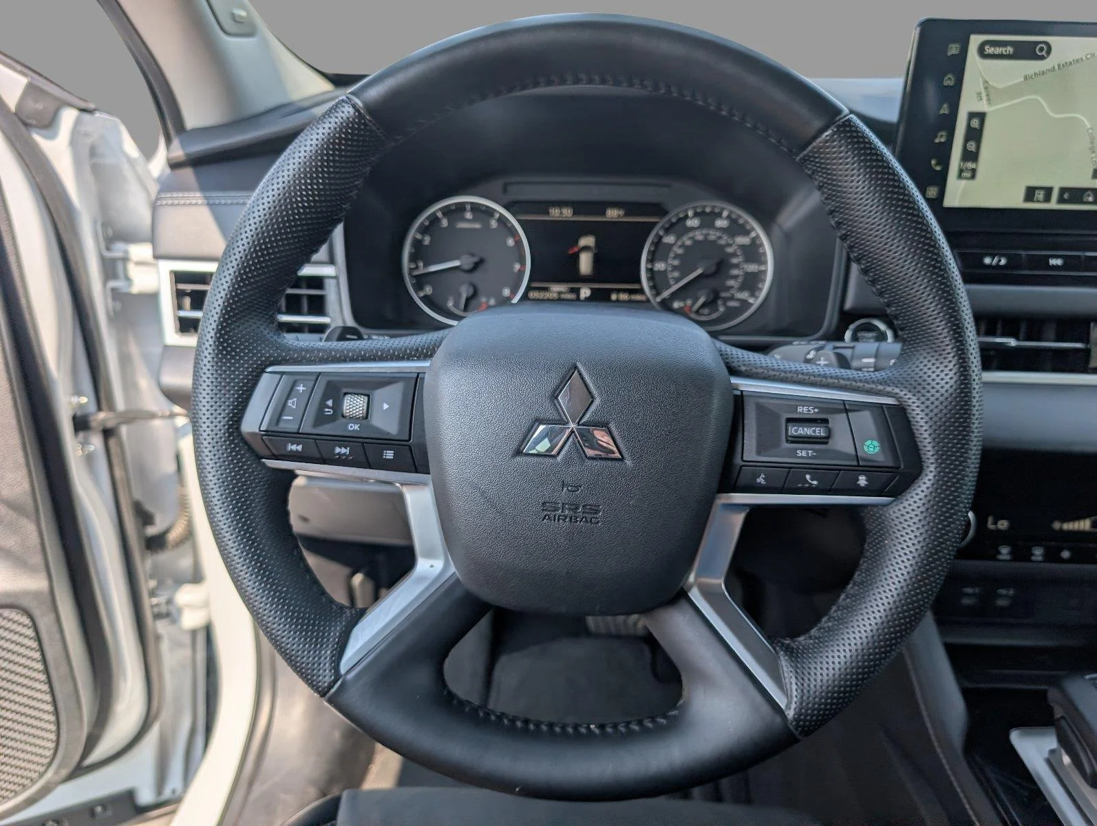 Used 2025 White Diamond Mitsubishi SE image 28