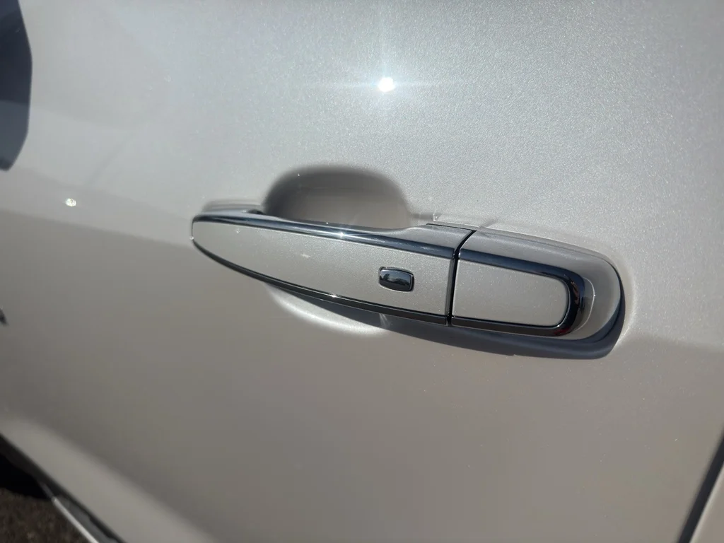 Used 2025 Iridescent Pearl Tricoat Chevrolet Premier image 9