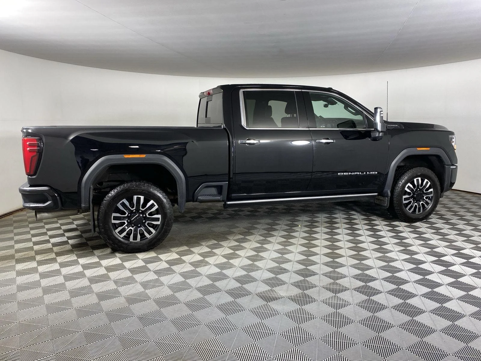 Used 2024 Onyx Black GMC Denali Ultimate image 8