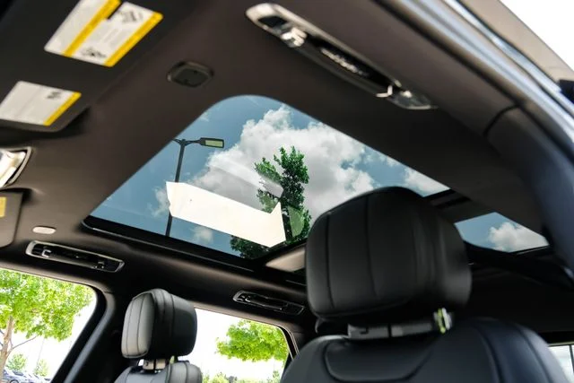 New 2026 Santorini Black Land Rover SE image 5