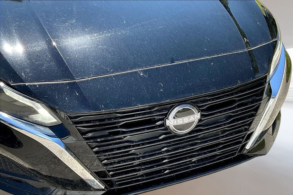 Used 2025 Super Black Clearcoat Nissan 2.5 SV image 28