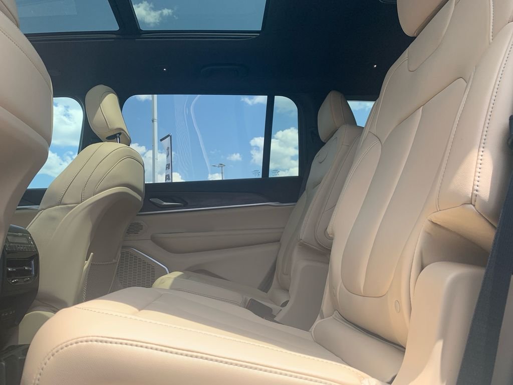 New 2026 Bright White Clear-Coat Exterior Paint Jeep Limited image 24