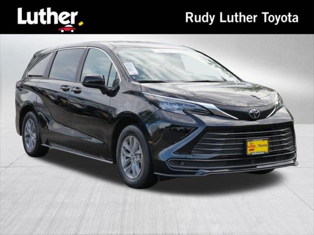 2026 Toyota Sienna LE 8-Passenger Hybrid FWD's photo