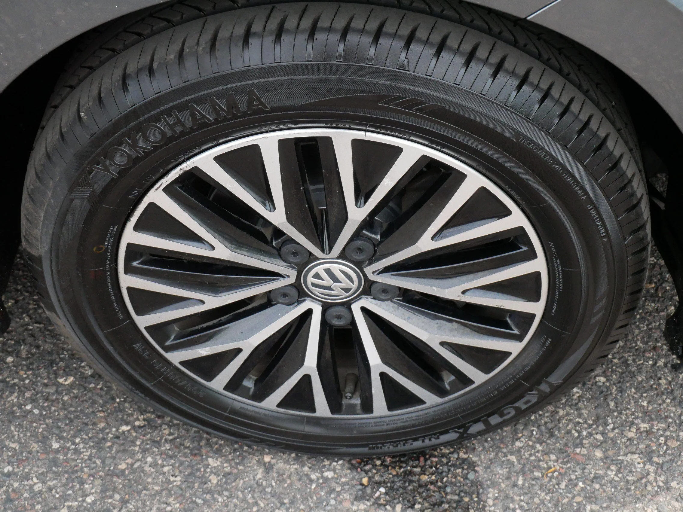 Used 2019 Platinum Gray Metallic Volkswagen SE image 15