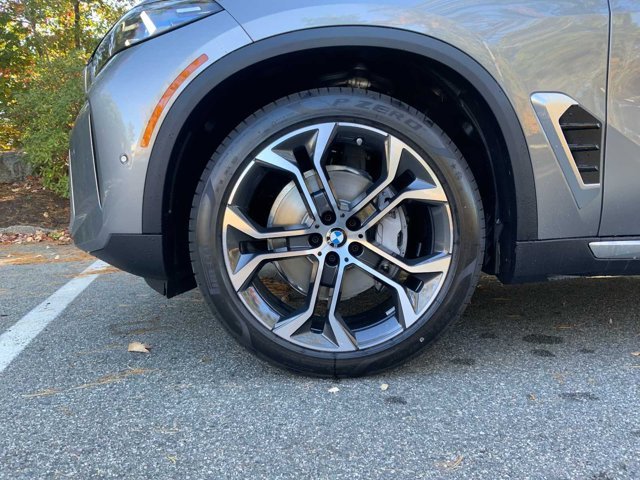 Used 2026 Skyscraper Grey Metallic BMW xDrive40i image 11
