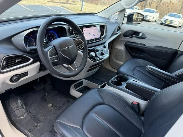 Used 2024 White Chrysler Touring L image 2