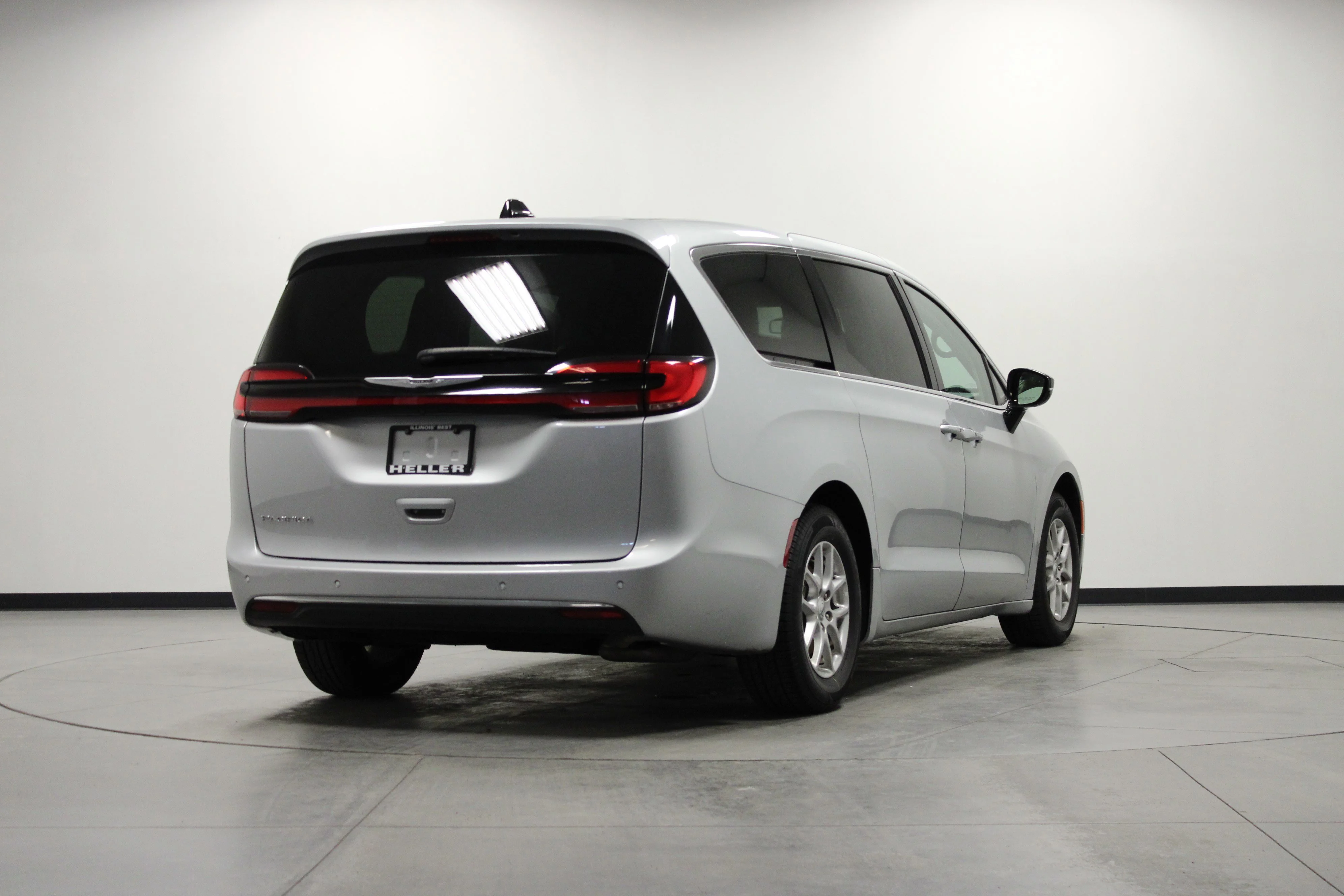 Used 2024 Silver Mist Clearcoat Chrysler Touring L image 4