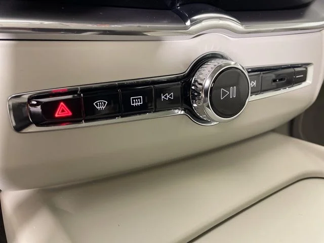 Used 2025 White Volvo T8 Plus image 41