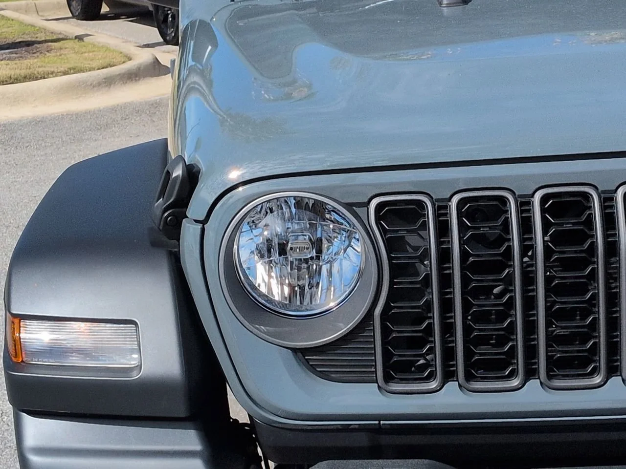Certified Used 2025 Anvil Clear Coat Jeep Sport image 9