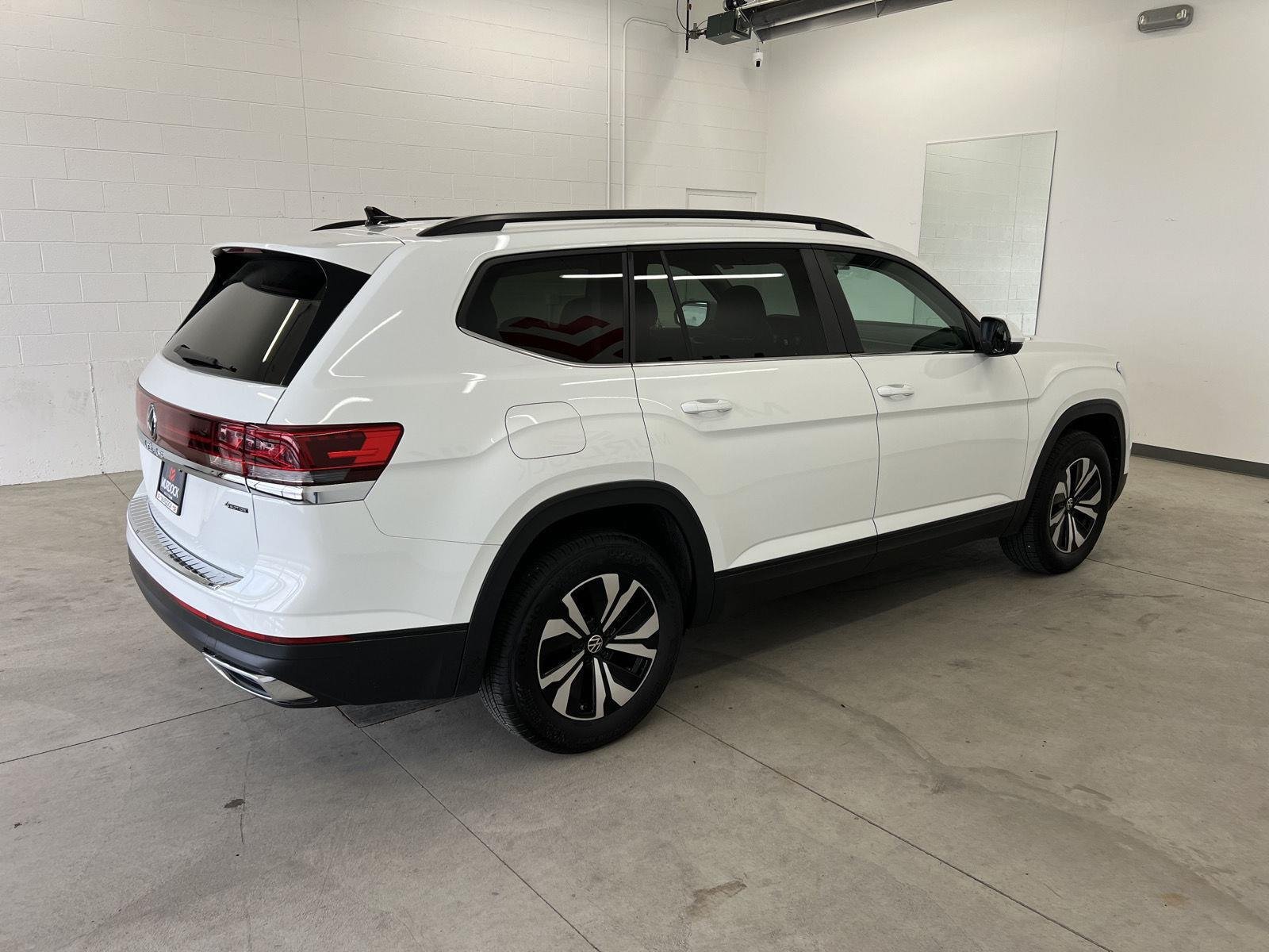 Used 2025 Pure White Volkswagen 2.0T SE image 4