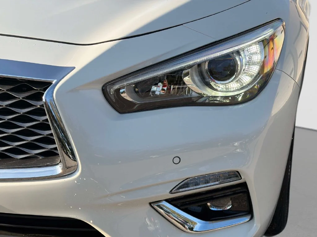 Used 2023 White INFINITI LUXE image 11