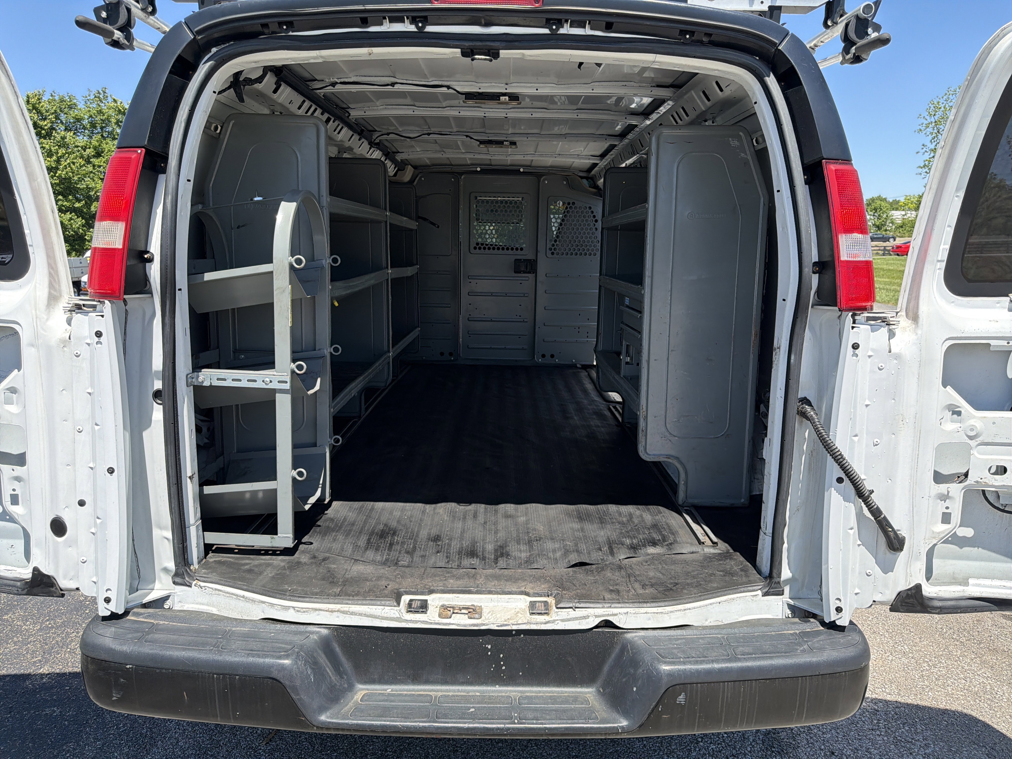 Used 2018 Summit White Chevrolet  image 27