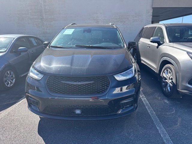 Used 2025 Black Chrysler Limited image 2