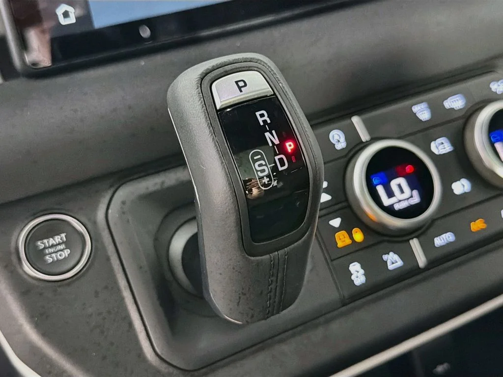 Used 2023 Blue Land Rover X-Dynamic SE image 17