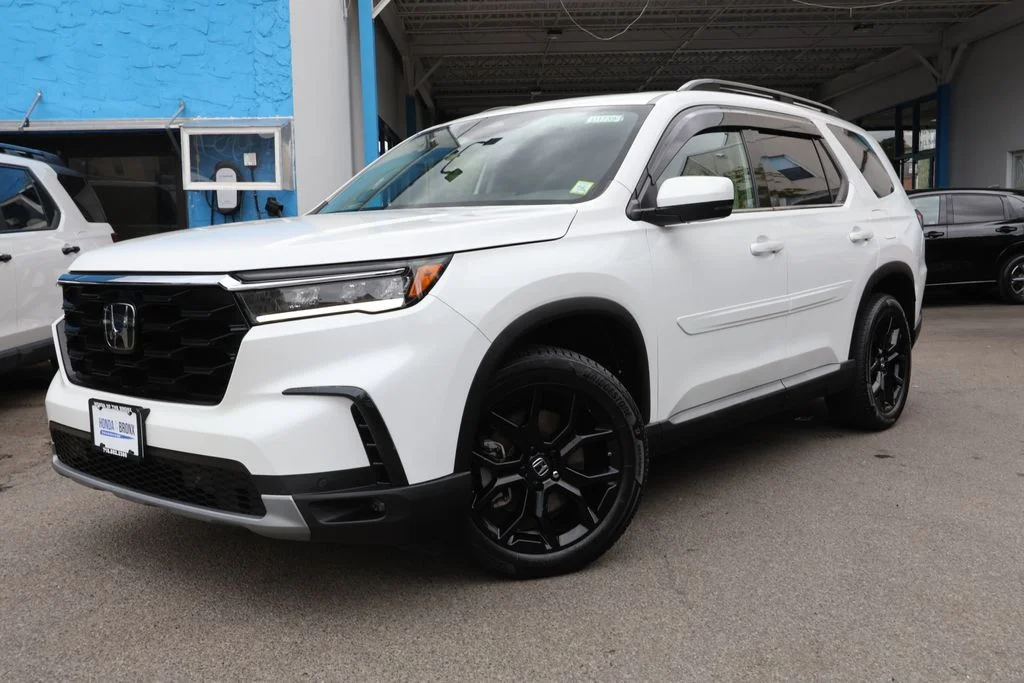 2023 Honda Pilot Touring AWD's photo
