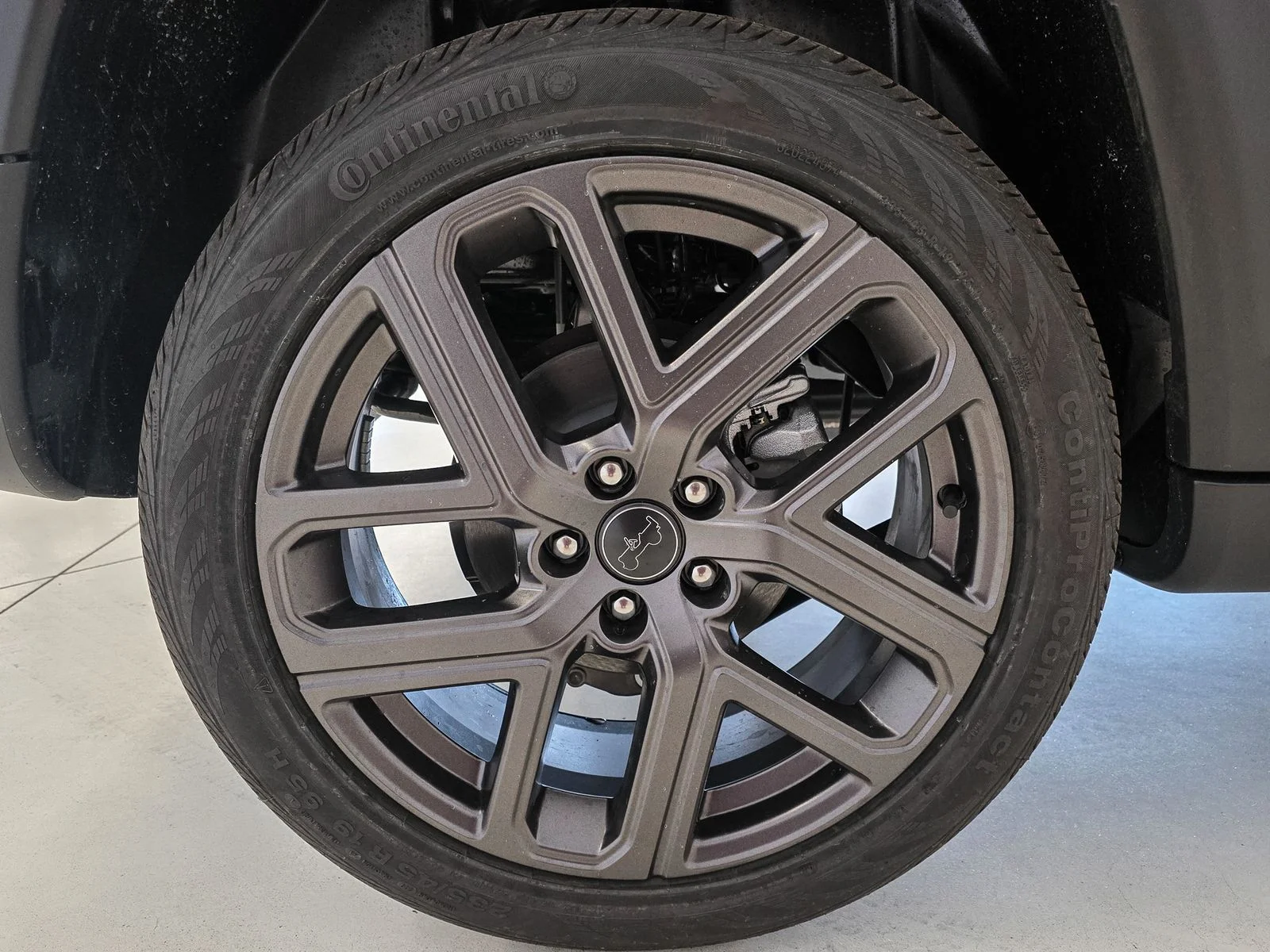 New 2026 Diamond Black Crystal Pearl-Coat Exterior Paint Jeep Limited image 18