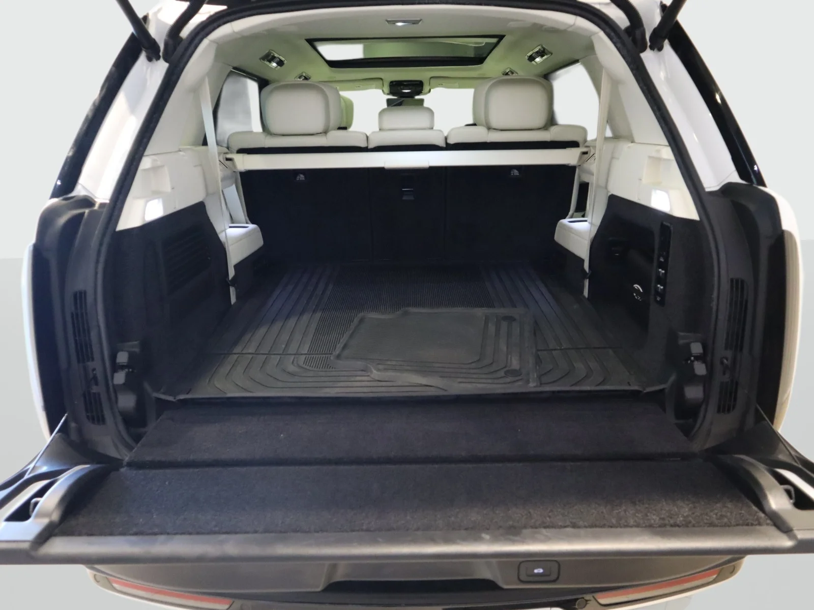 Used 2024 White Land Rover P530 Autobiography LWB 7 Seat image 12