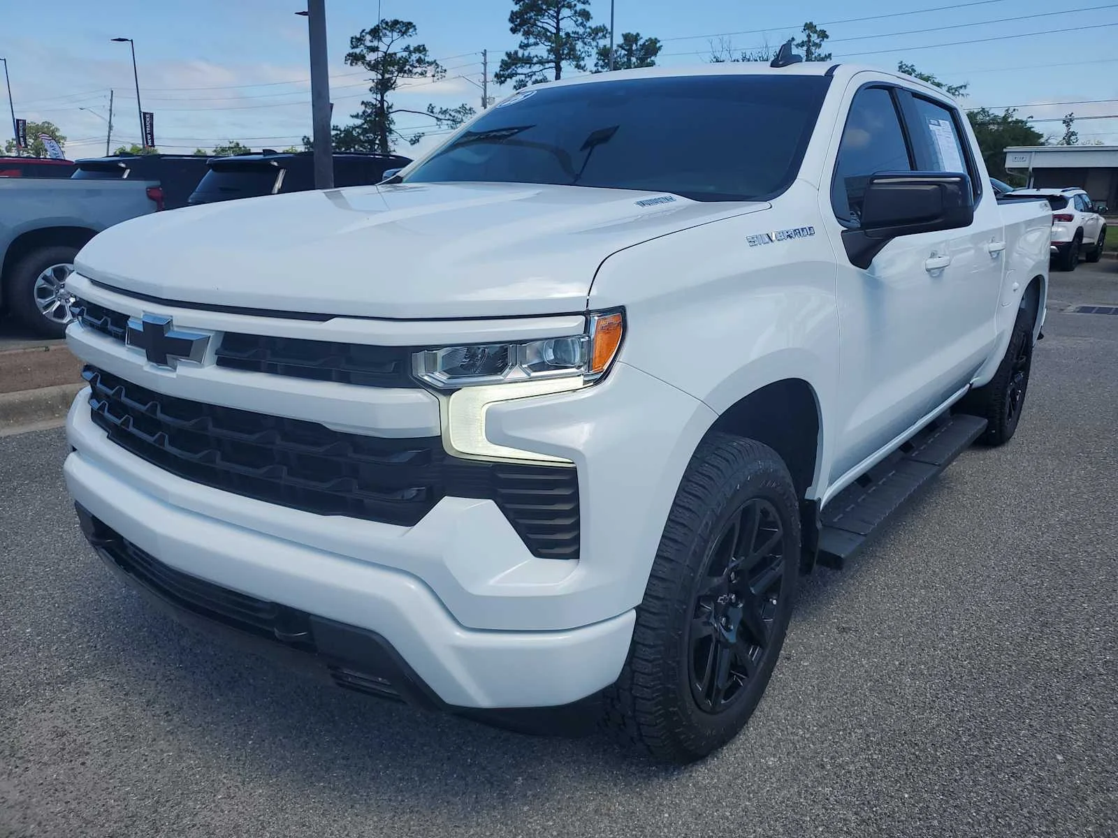 Used 2025 Summit White Chevrolet RST image 1