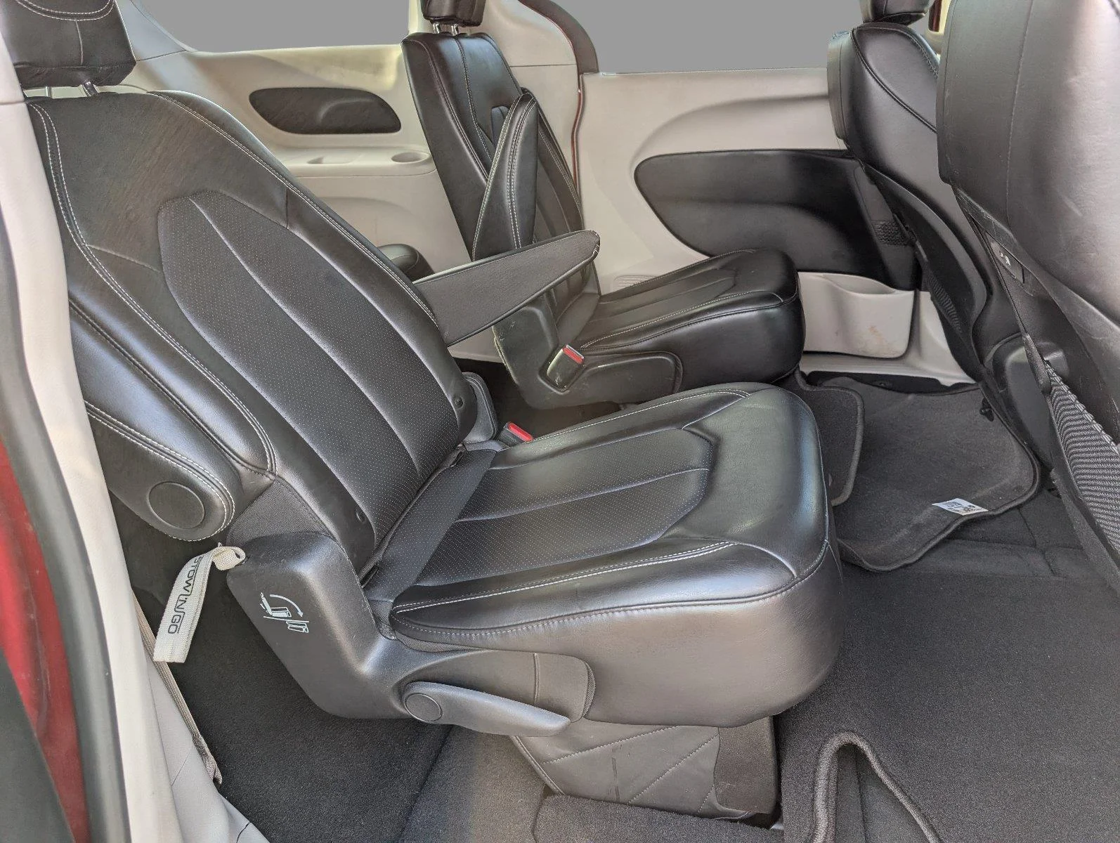 Used 2024 Red Hot Pearlcoat Chrysler Touring L image 35