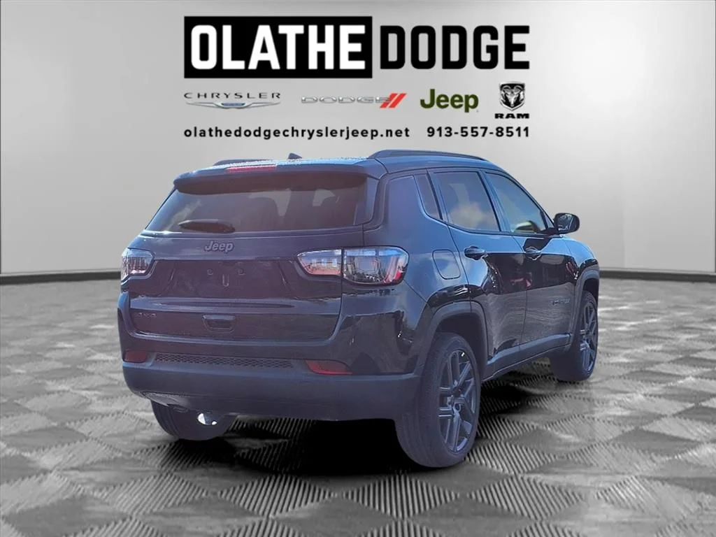 New 2026 Diamond Black Crystal Pearlcoat Jeep Latitude image 25