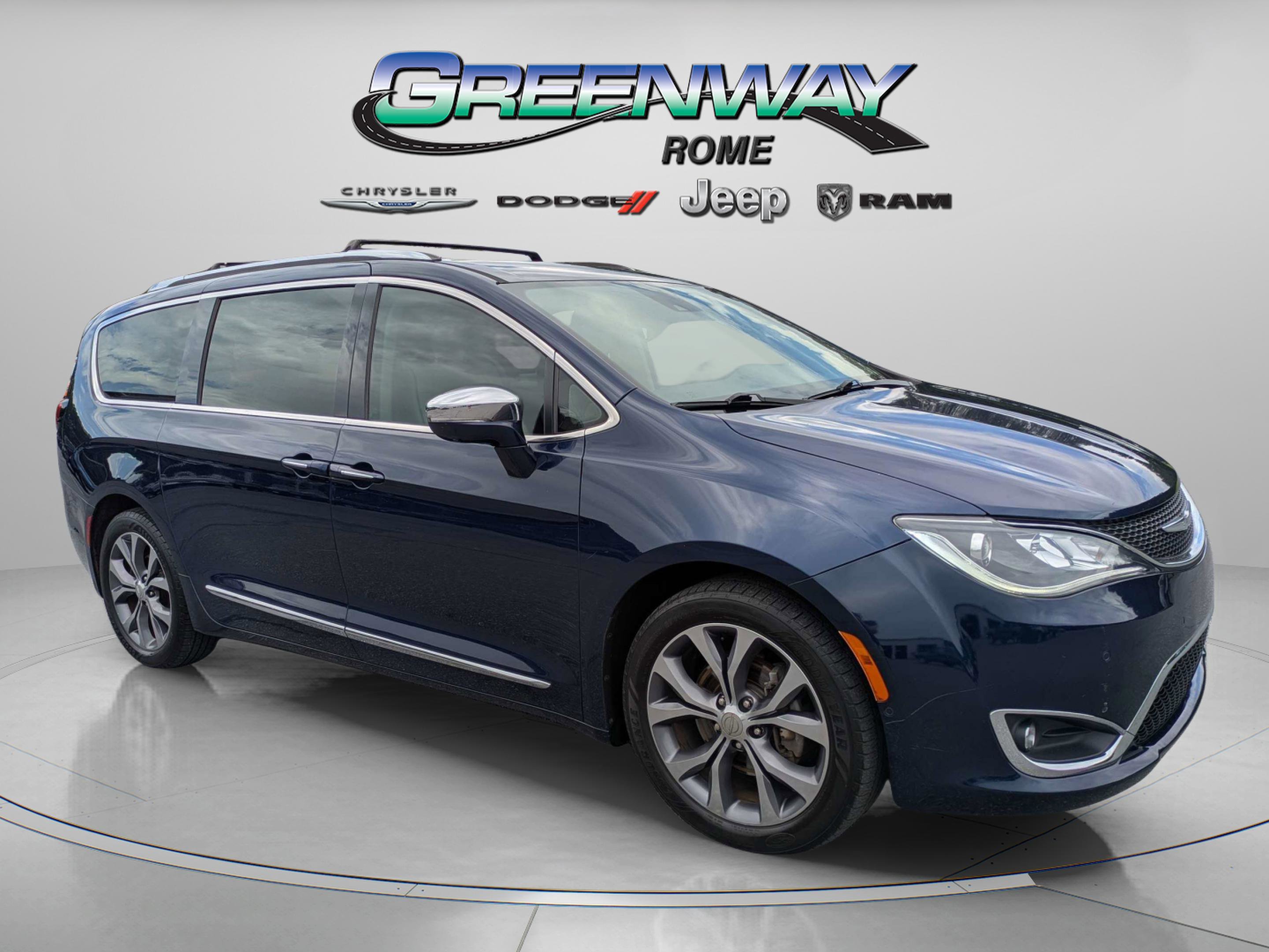 2017 Chrysler Pacifica Limited's photo