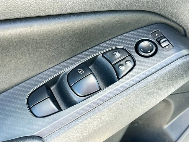 Used 2025 White Nissan 2.5 SV image 17