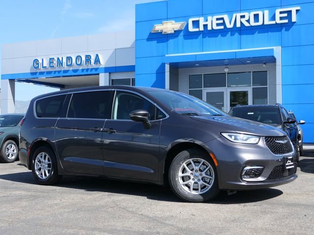 2023 Chrysler Pacifica Touring L's photo
