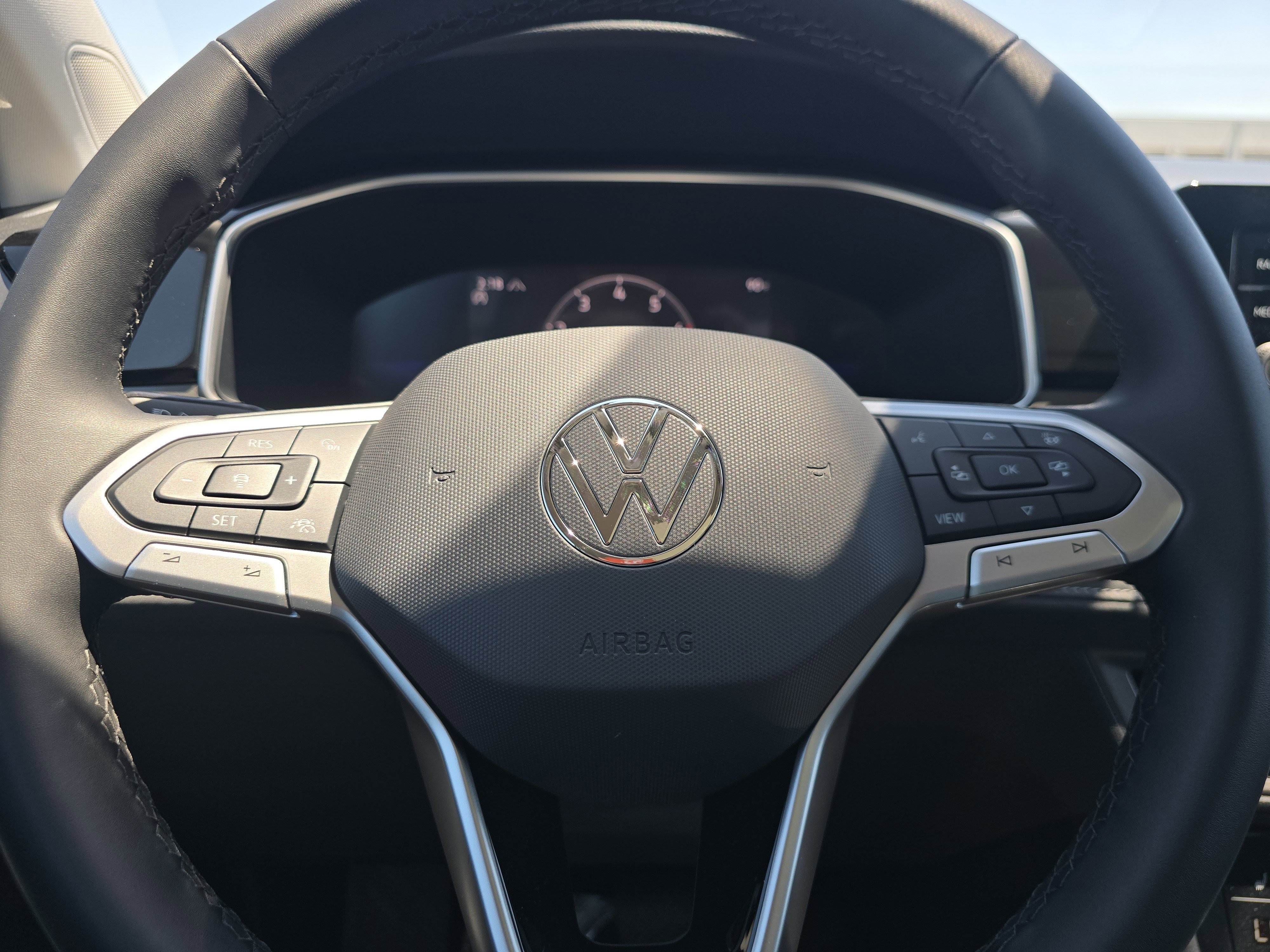 New 2026 Pure White w/Deep Black Roof Volkswagen SE Black image 22