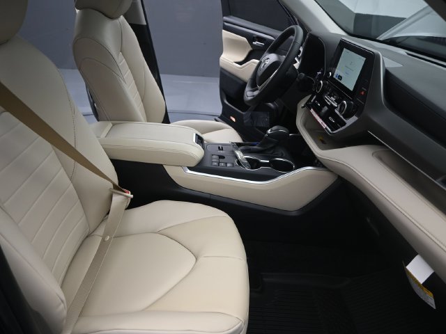 Used 2025 Blueprint Toyota XLE image 17