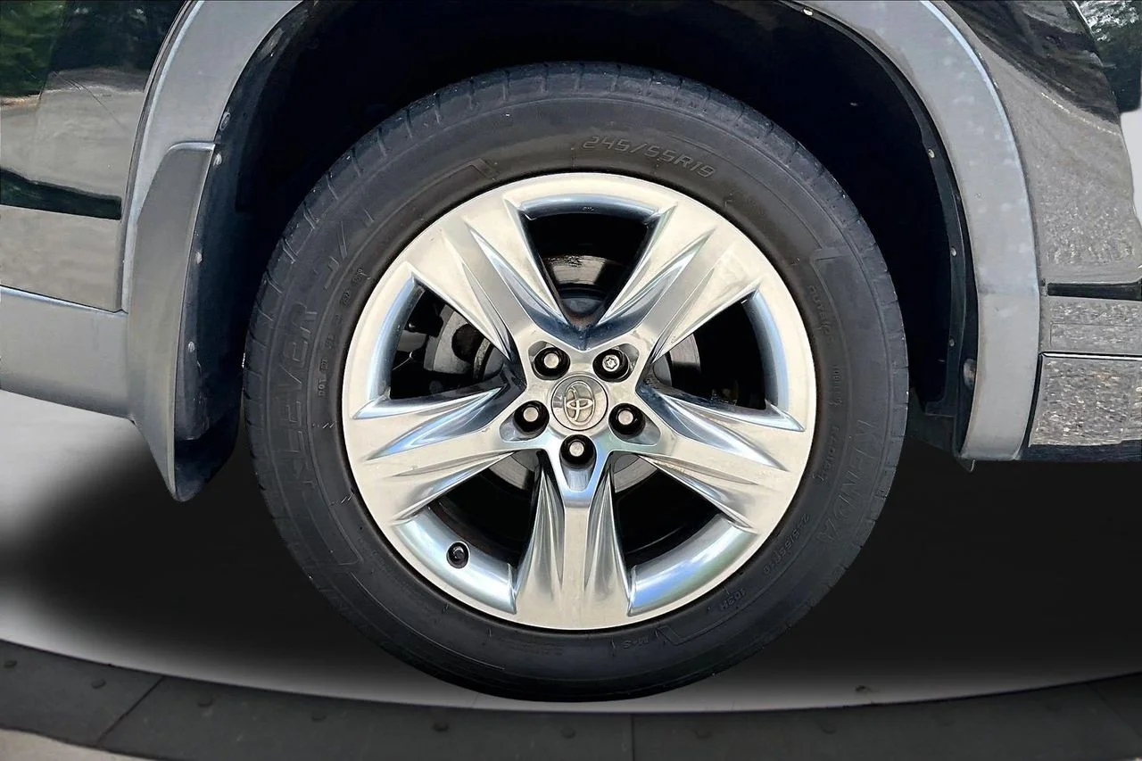 Used 2015 Black Toyota Limited image 38