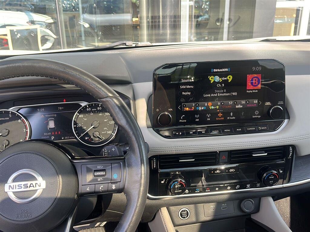 Used 2021 Pearl White Tricoat/Super Black Nissan SL image 4