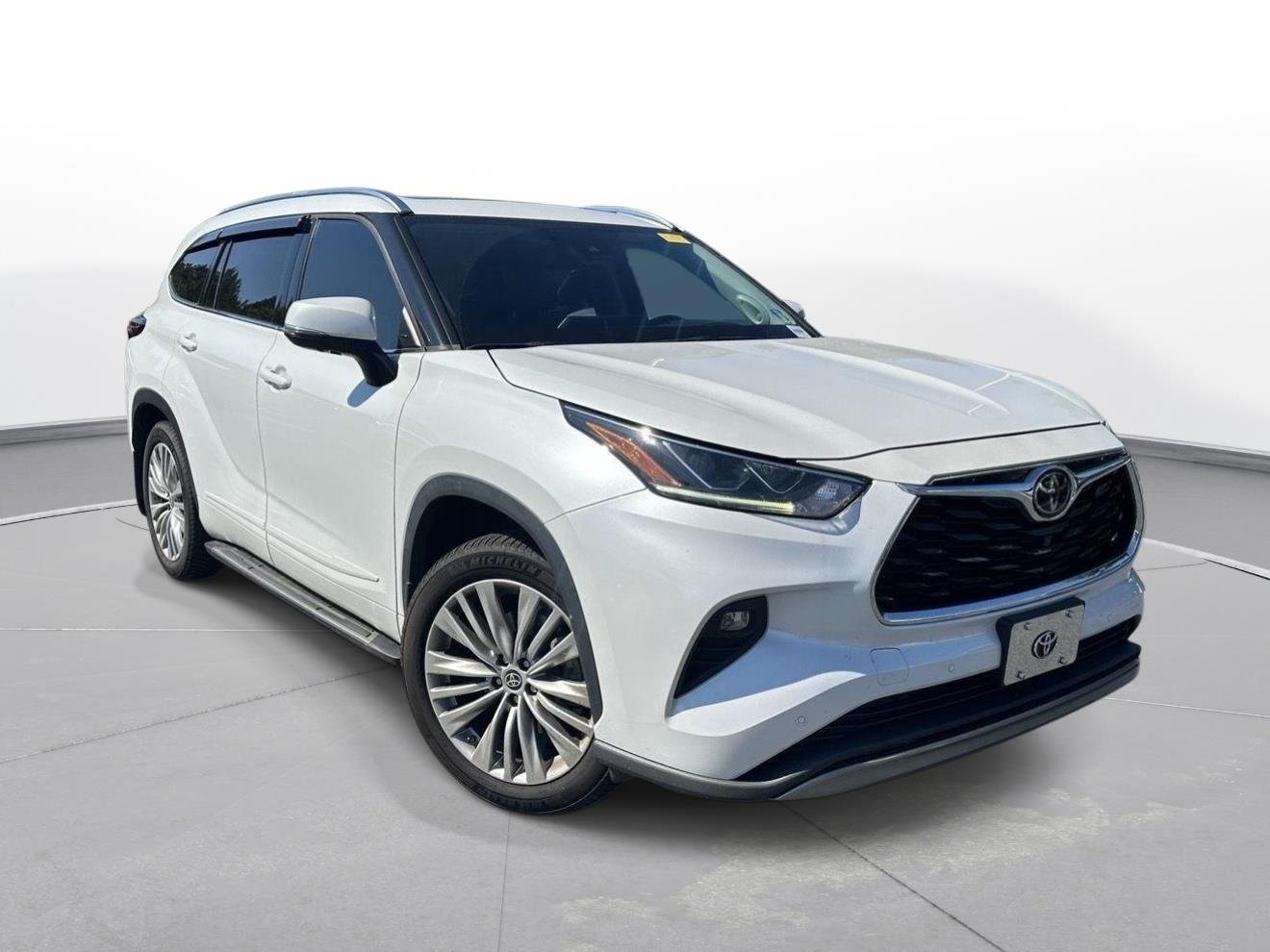 Used 2022 Wind Chill Pearl Toyota Platinum image 4
