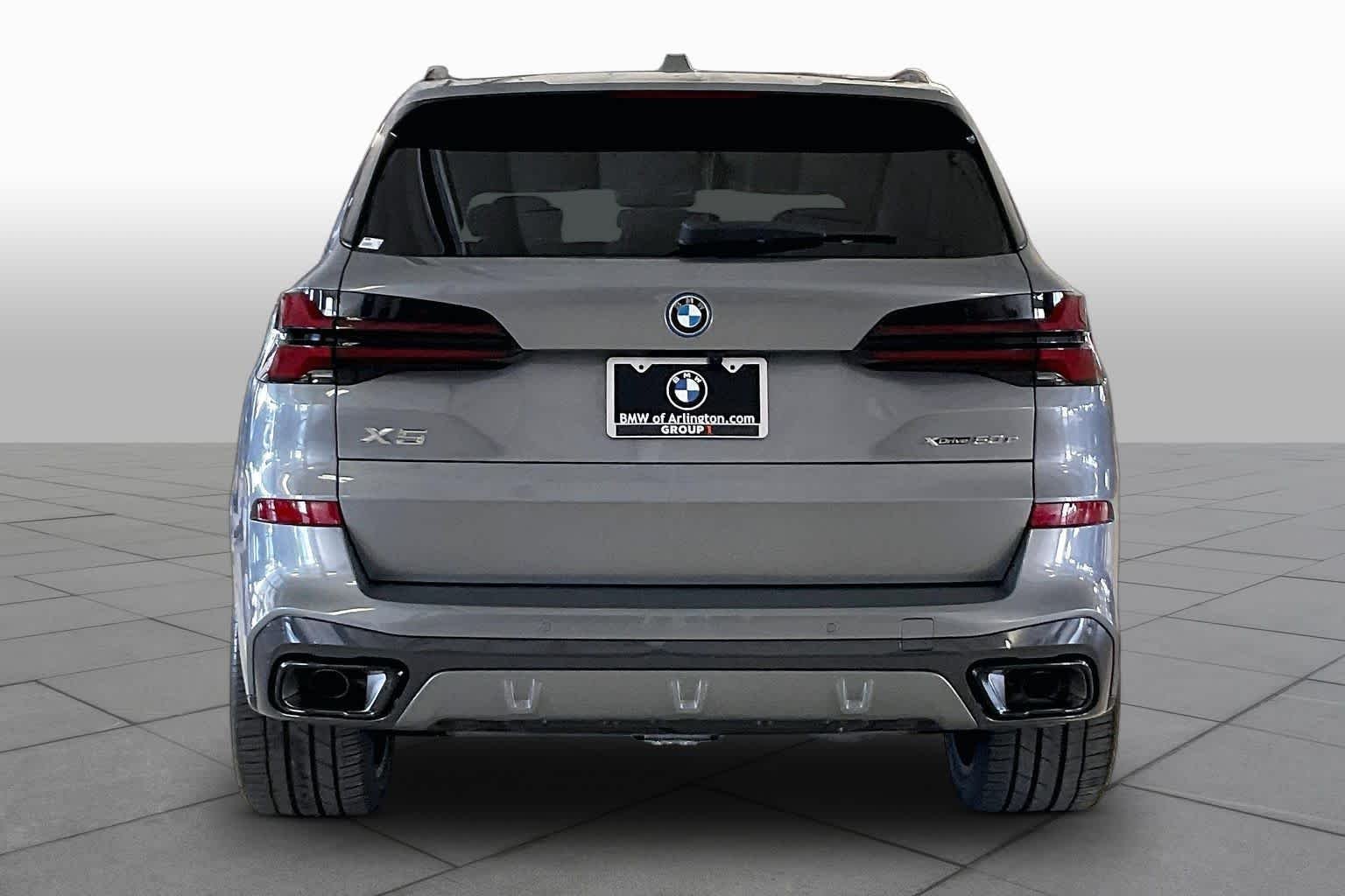 New 2026 Skyscraper Grey Metallic BMW xDrive50e image 4