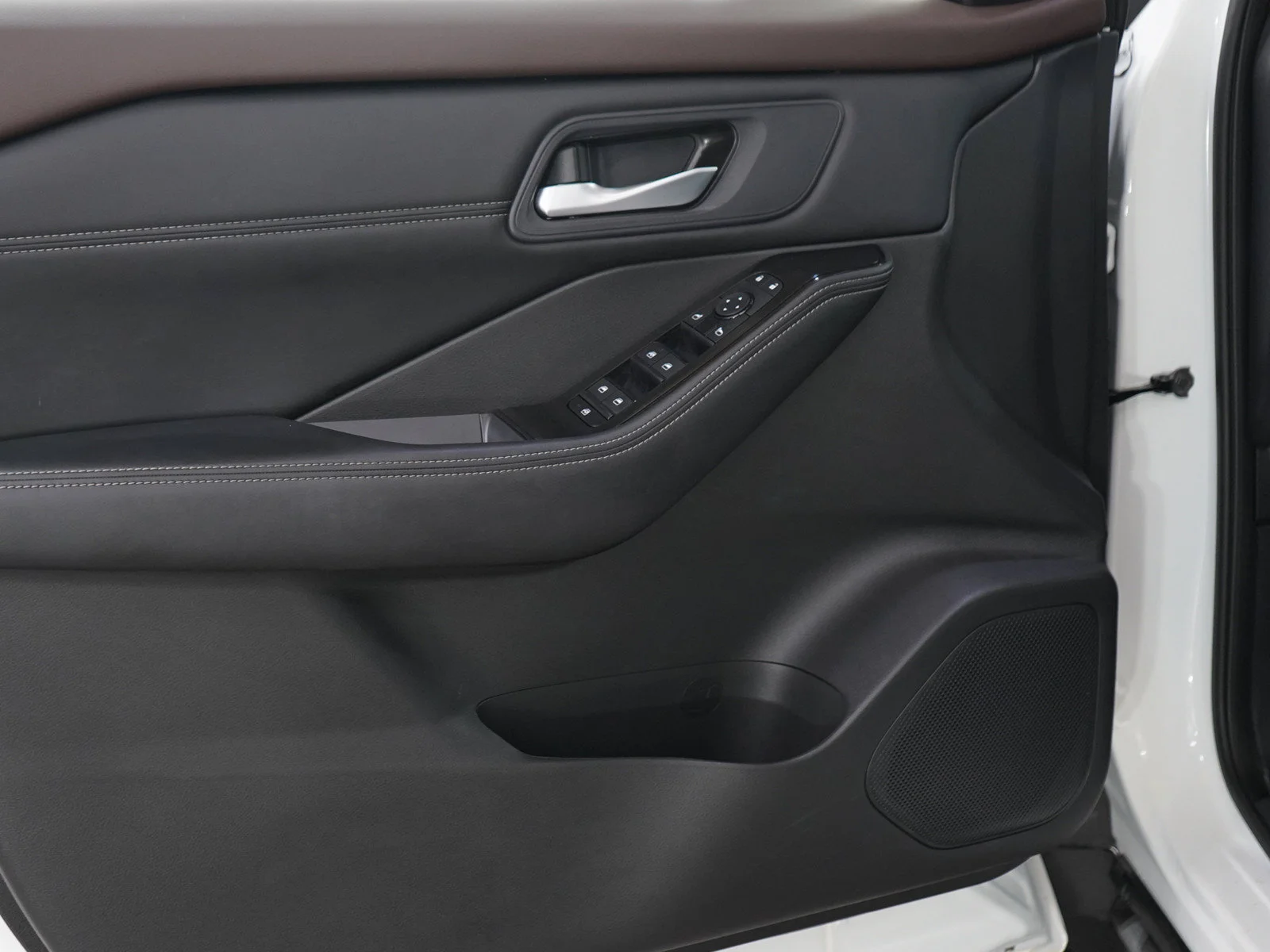 Used 2023 Pearl White Tricoat Nissan SV image 19