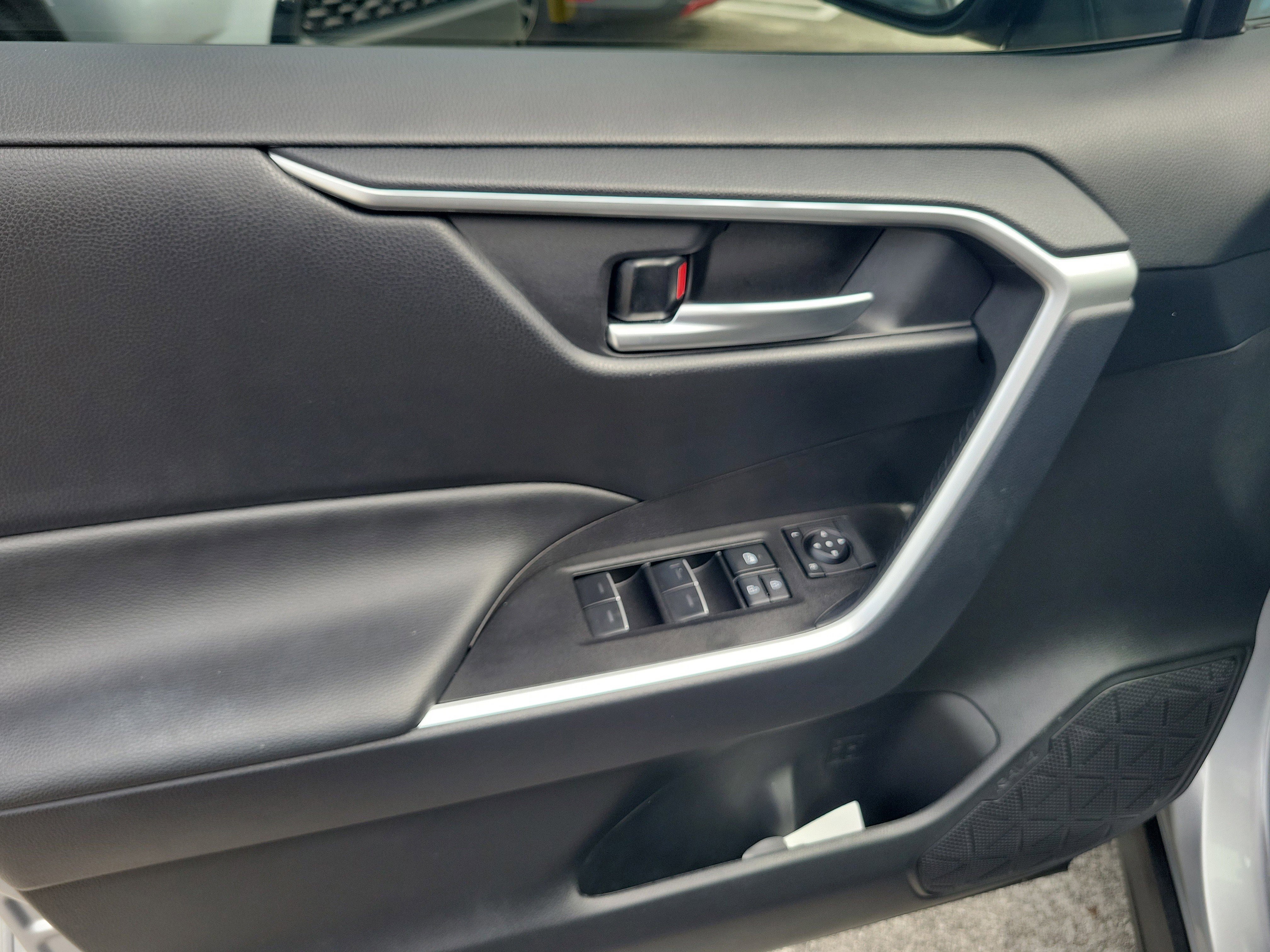 Used 2025 Silver Sky Metallic Toyota XLE image 22
