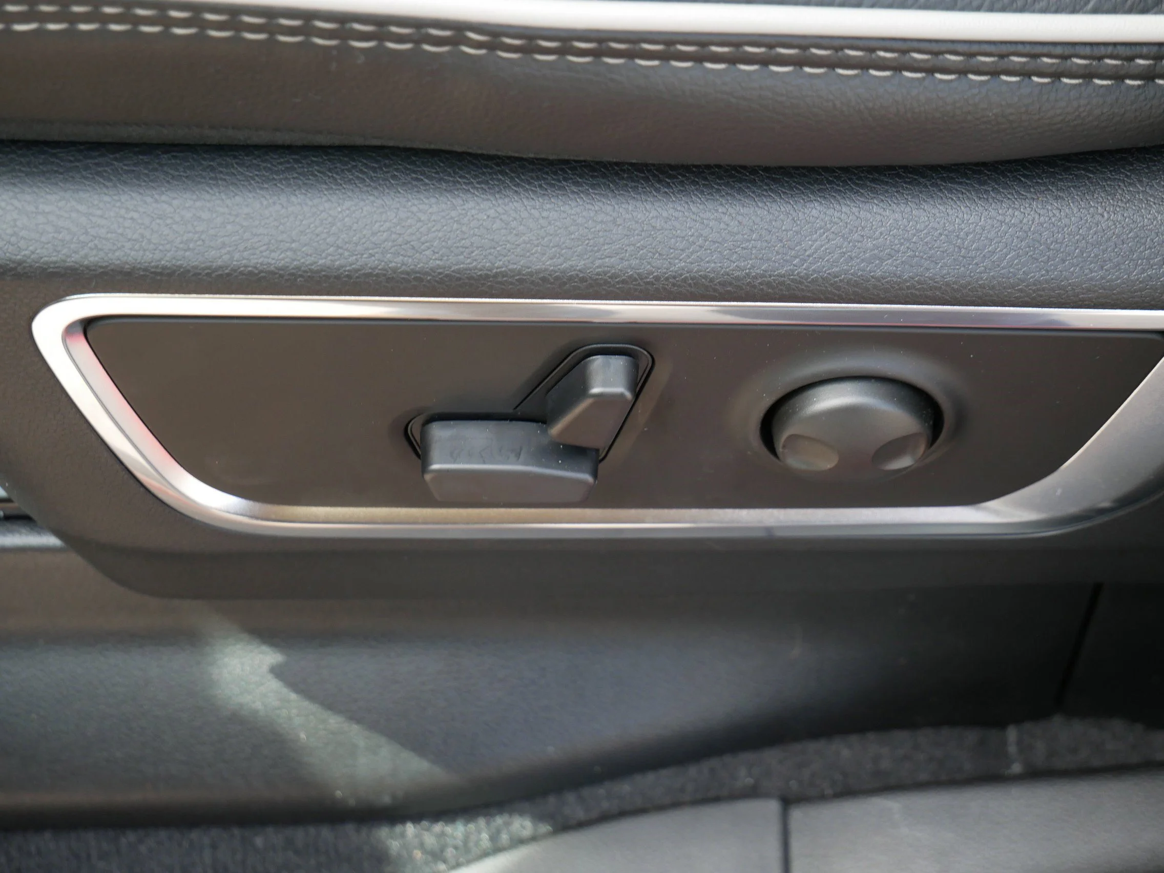 New 2026 Molten Red Pearl-Coat Exterior Paint RAM Laramie image 14