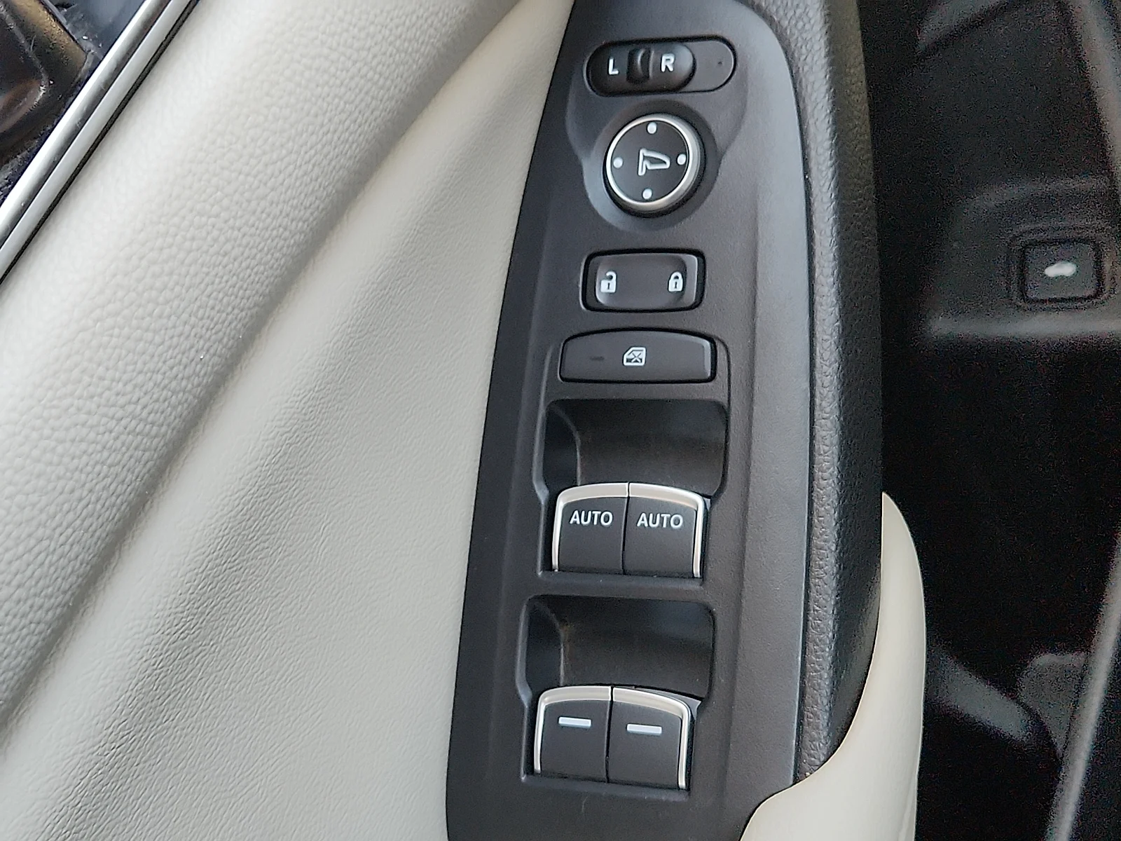 Used 2019 Platinum White Pearl Honda EX image 22