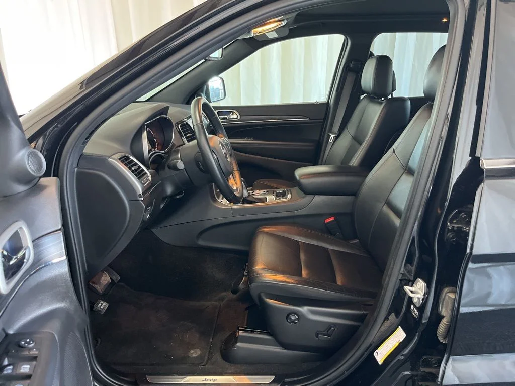 Used 2022 Black Jeep Limited image 3