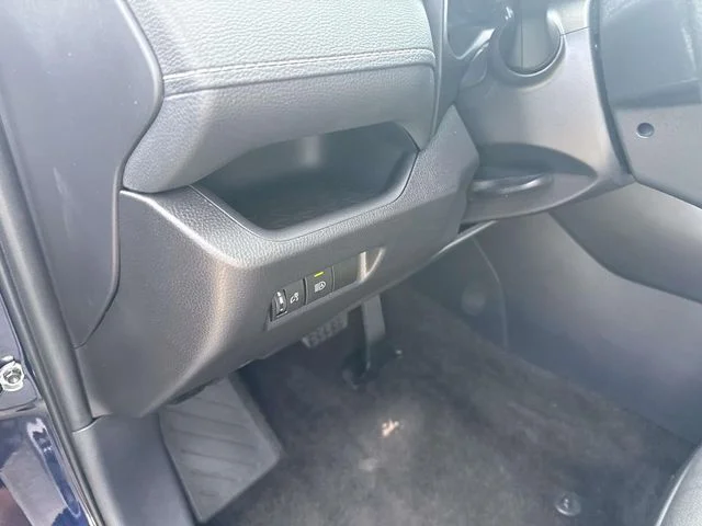 Used 2025  Toyota XLE image 19
