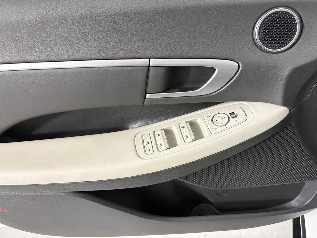 Used 2025 White Hyundai SEL image 19