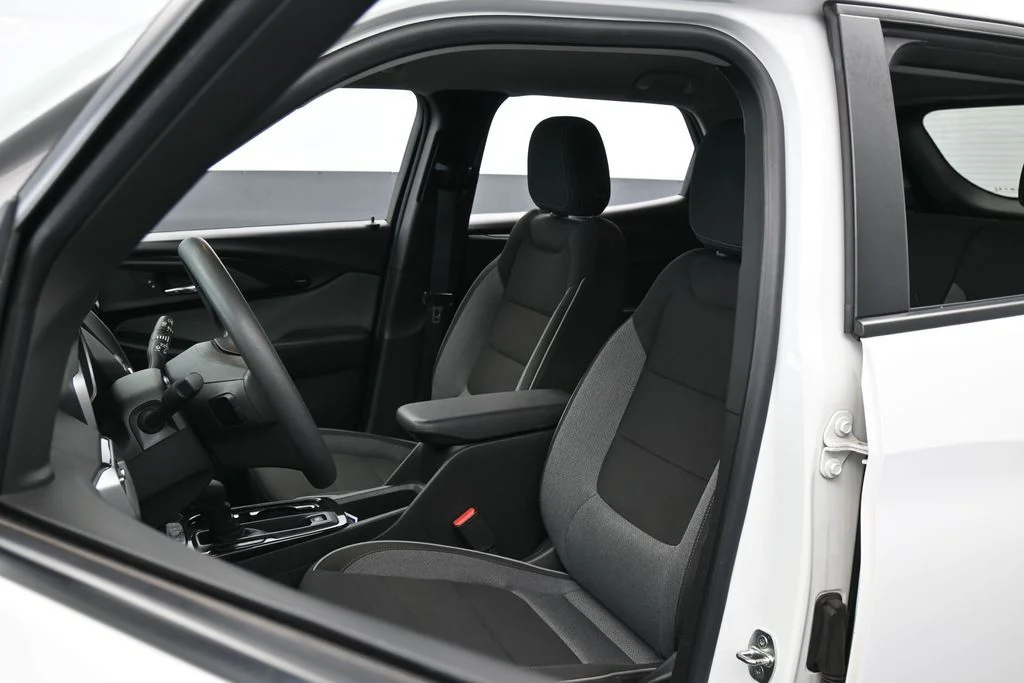 Used 2023 Summit White Chevrolet LS image 9